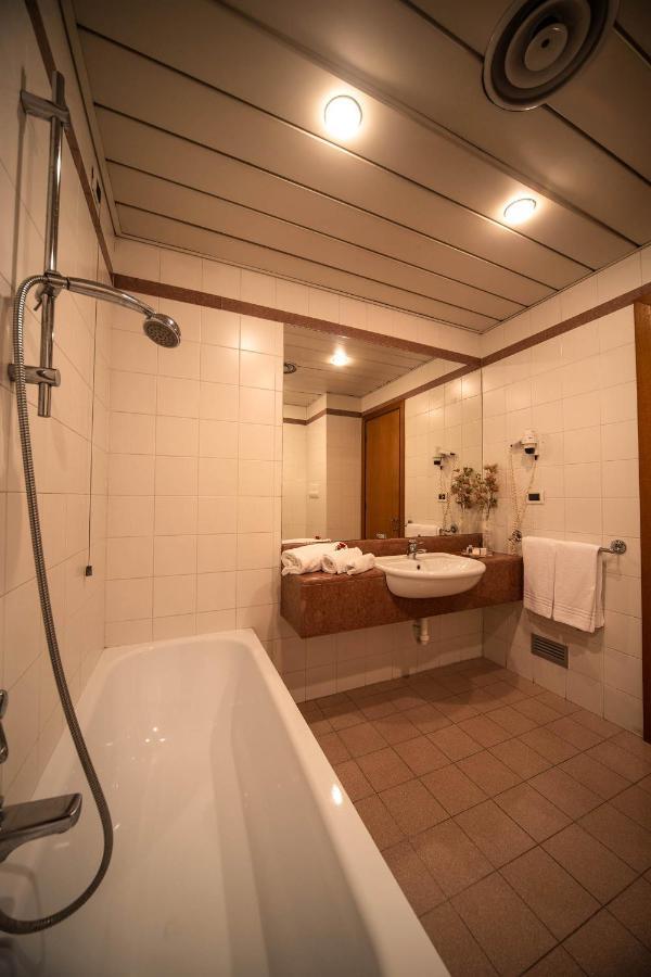 Hotel Ristorante Farneta กอร์โตนา ภายนอก รูปภาพ